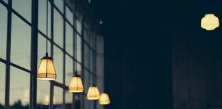 Co czyści szyby w akwarium?