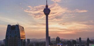 Czym kleić skały w akwarium?